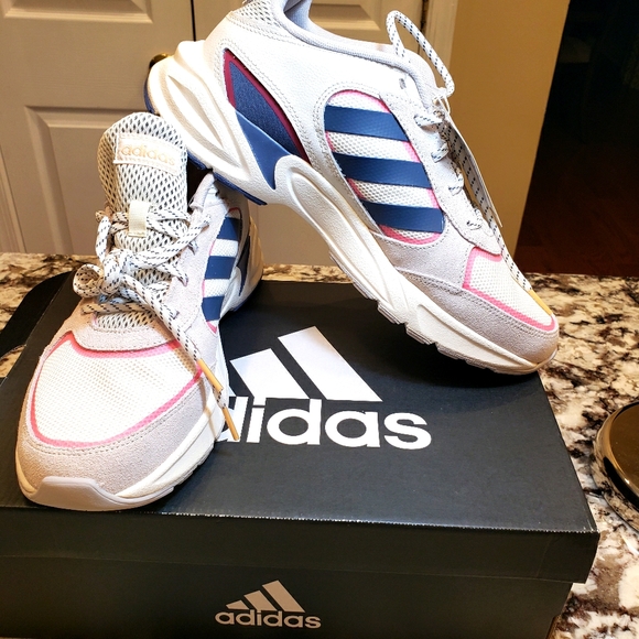 Wome's Adidas 90s  Valasion Size US  9 - Picture 2 of 12